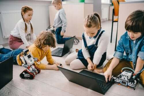 En personlig inlärningsmiljö: barn på golv