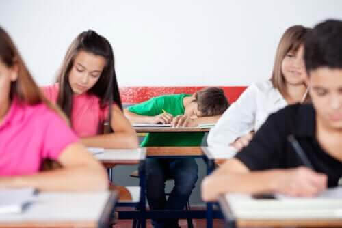 tonåringar morgonmänniskor: sovande tonåring i skola