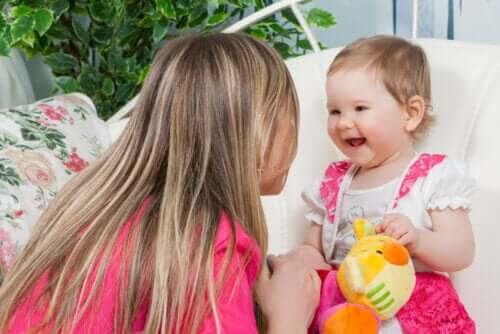 barns utveckling: mamma leker med baby