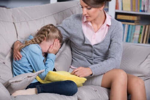 mamma med dotter som gråter