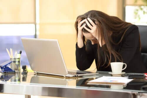 inte kan bli gravid: stressad kvinna vid dator
