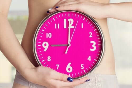 Oregelbunden menstruation under amning: kvinna håller klocka