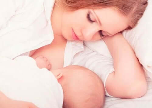 Oregelbunden menstruation under amning: mamma ammar baby