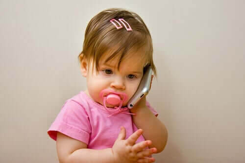 baby med telefon och napp