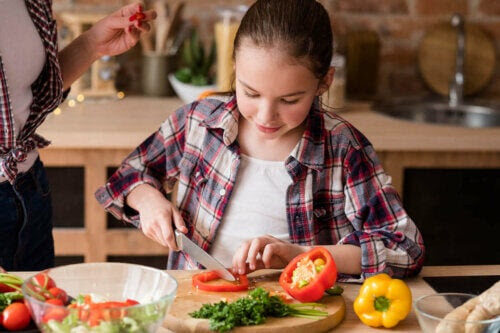 tonåring är vegan och skär grönsaker