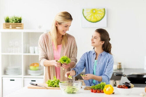 tonåring är vegan: mamma och dotter lagar mat