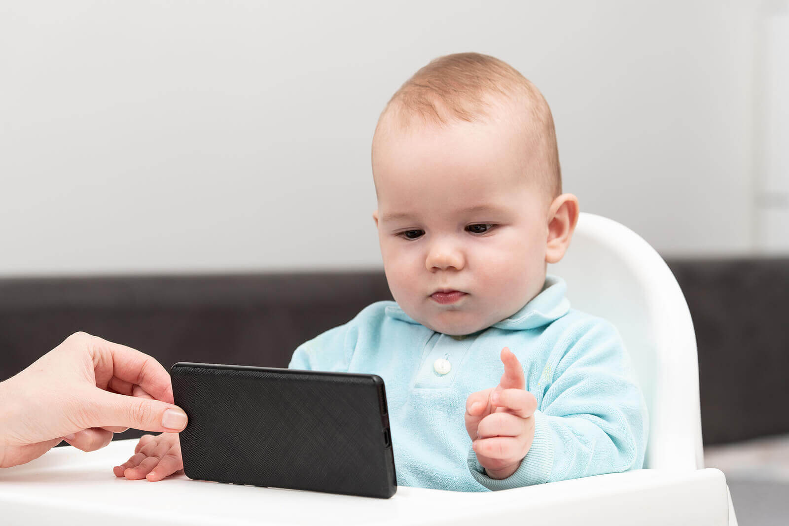 aldrig skulle göra som förälder: baby med telefon