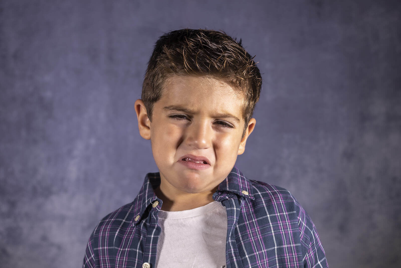 barn som är rädda för smällare: ledsen pojke