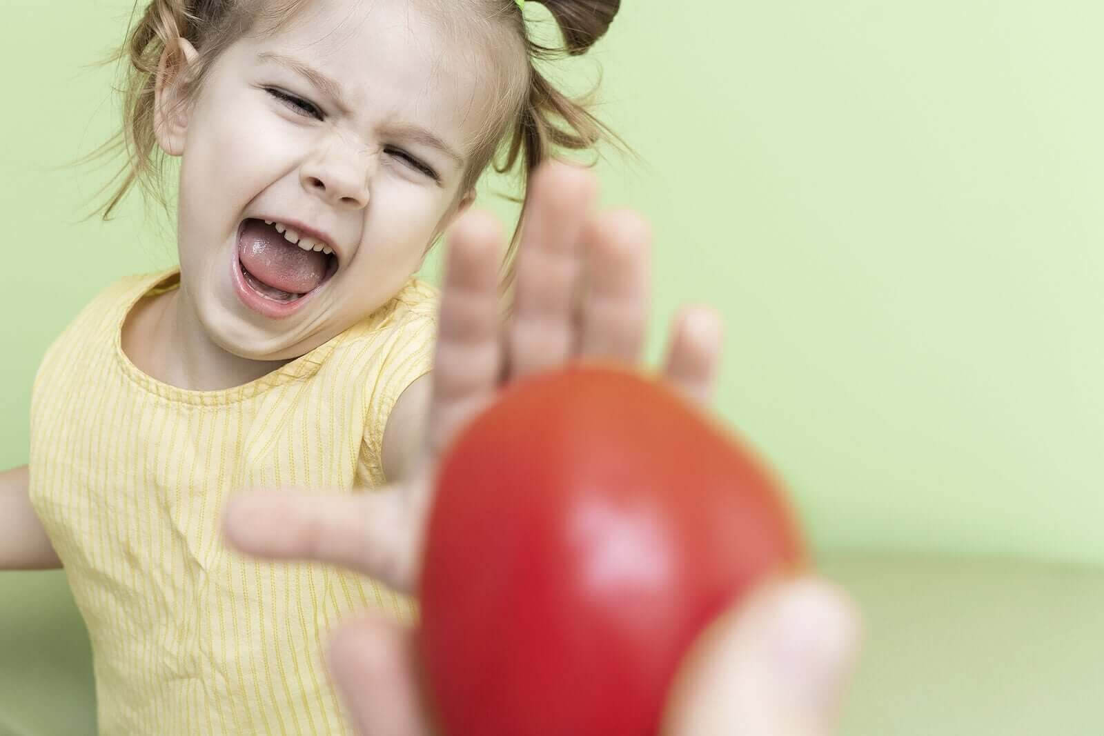kvävas när han äter: barn säger nej till äpple