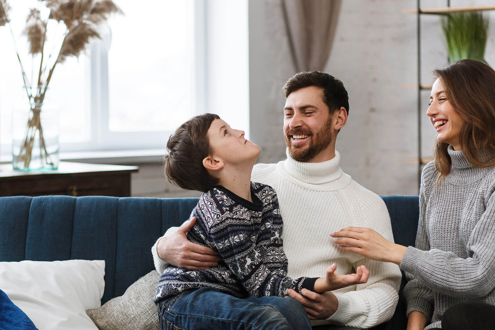 språklig kompetens hemma: familj i soffa