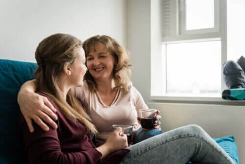 knyta an till en tonåring: mamma och tonårsdotter på soffa