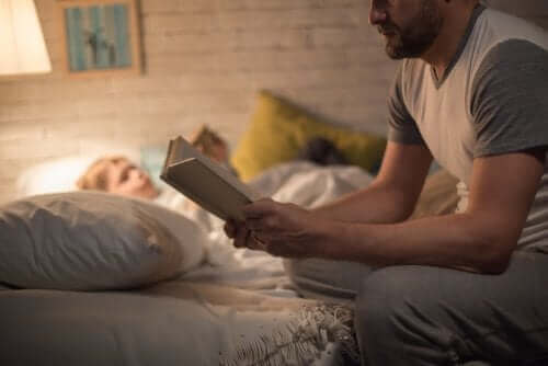 Pappa läser godnattsaga för sitt barn