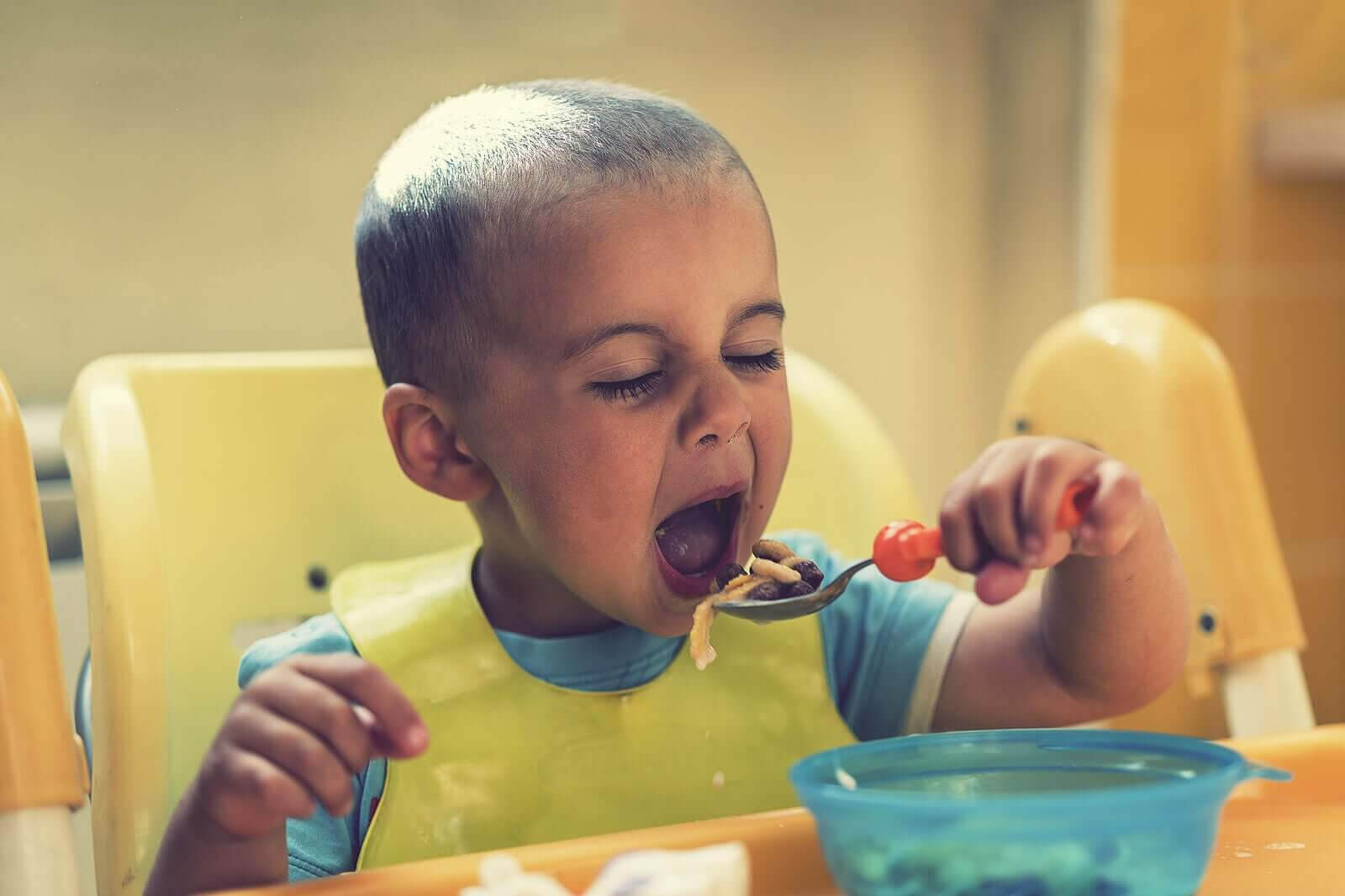 barn mellan 2 och 3 års ålder äter