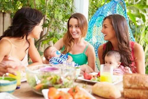 sociala liv: mammor äter ihop