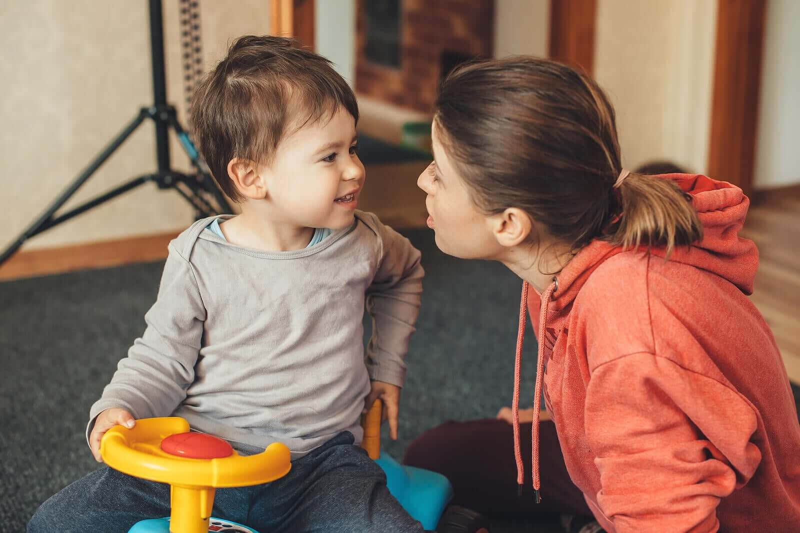 mamma talar med barn mellan 2 och 3 års ålder