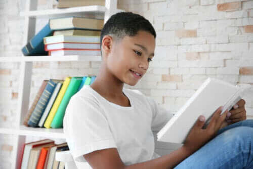 främja läsning hos barn: pojke läser