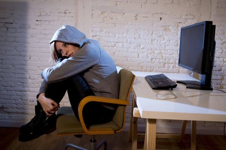 farliga trender: tonåring sitter ihopkrupen