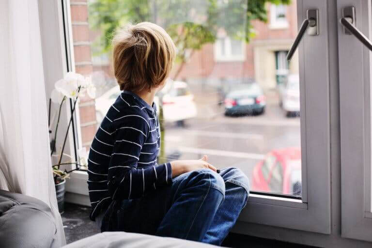interventionsprogram för barn med autism: pojke tittar ut genom fönster