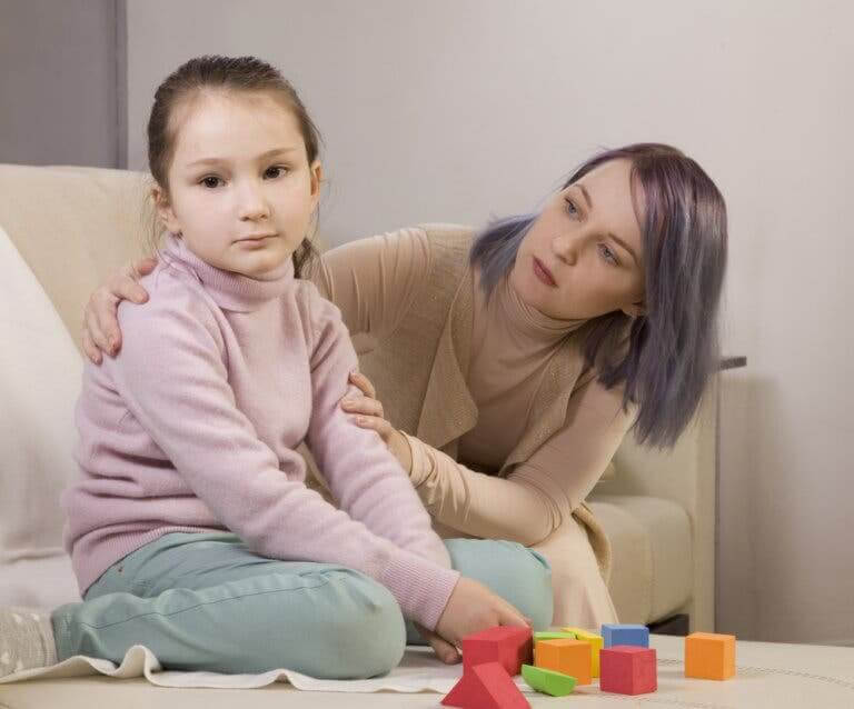 interventionsprogram för barn med autism: kvinna talar med barn