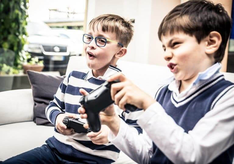 förhindra beroende av videospel: barn spelar videospel