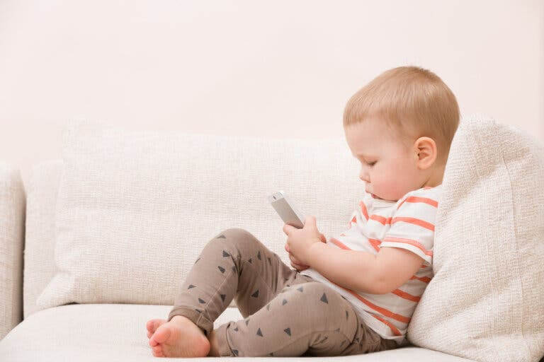 din telefon är barnsäker: baby med mobil