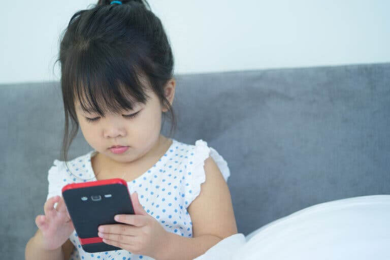 din telefon är barnsäker: flicka med mobil
