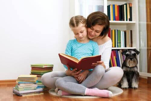 underhålla dina barn hemma: mamma och barn läser