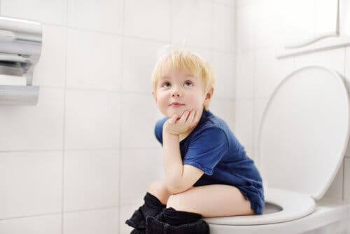 tömning av urinblåsan under sömnen: pojke på toaletten