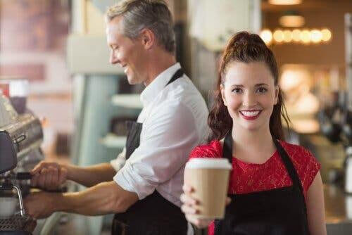 innebär att vara privilegierad: tonåring serverar kaffe