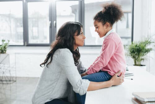 diskretion är en viktig värdering: mamma talar med dotter
