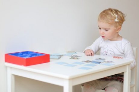 Bra visuellt minne: ett barn som spelar memory.