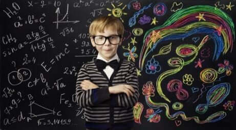 Ett barn med bra visuellt minne är kreativ på svarta tavlan.