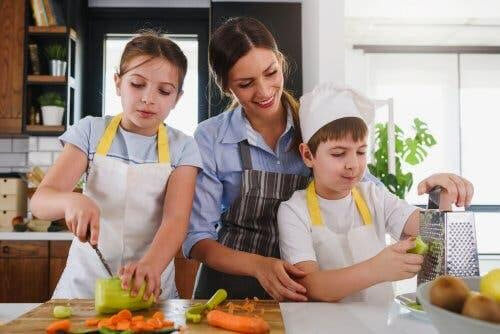 laga mat med dina barn: familj lagar mat