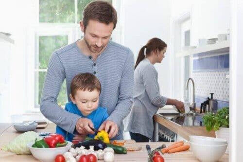 laga mat med dina barn: familj i kök