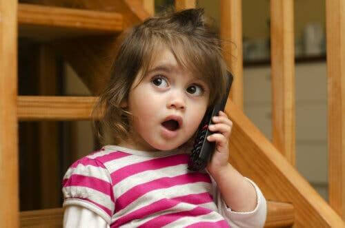 evolutionär lingvistik: flicka leker med telefon