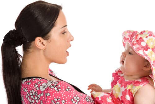 evolutionär lingvistik: mamma pratar med baby