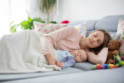 sömnregression: mamma och baby samsover