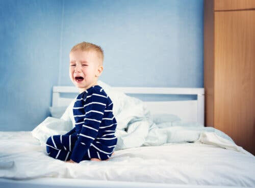 sömnregression: småbarn skriker på säng