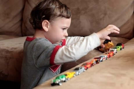 Ett barn med desintegrativ störning hos barn leker i soffan.
