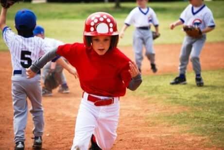 Hobbys för barn: Ett barn spelar baseball.