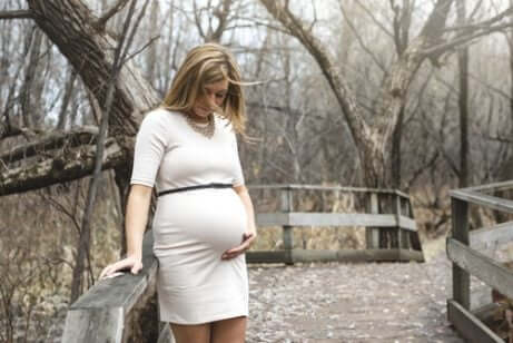 Vinterkläder för gravida: En gravid kvinna på en bro.