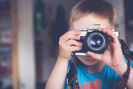 Namn för pojkar: en pojke med kamera.