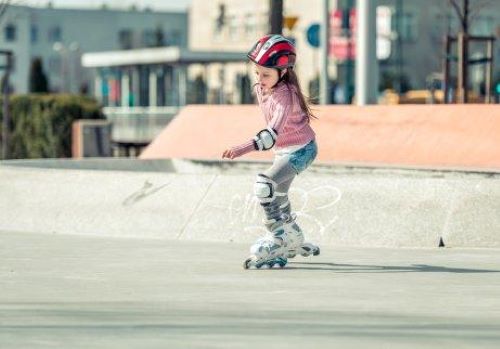 Tjej åker inline i skatepark.