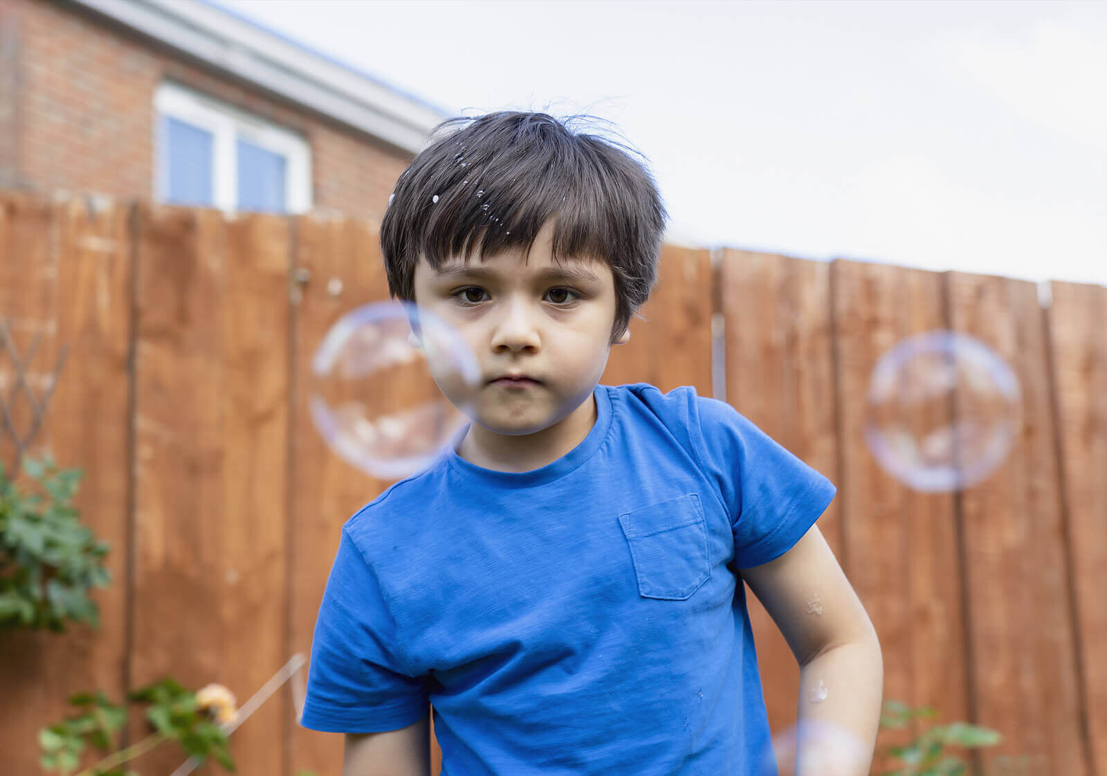 Sensoriska aktiviteter och pyssel: pojke och såpbubblor