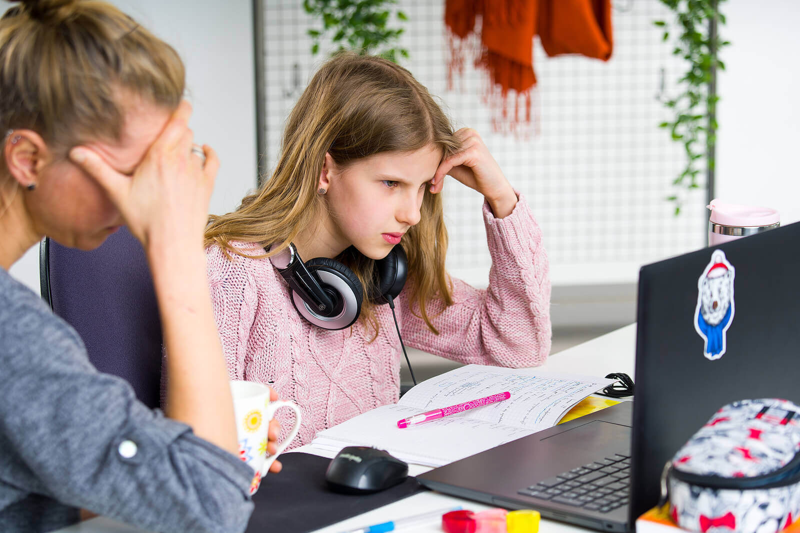 tonåring med inlärningssvårigheter framför dator