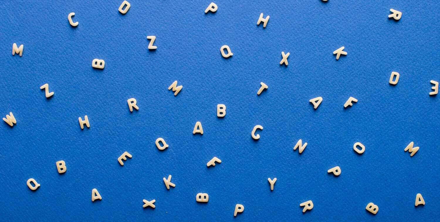 med papper och penna: bokstäver