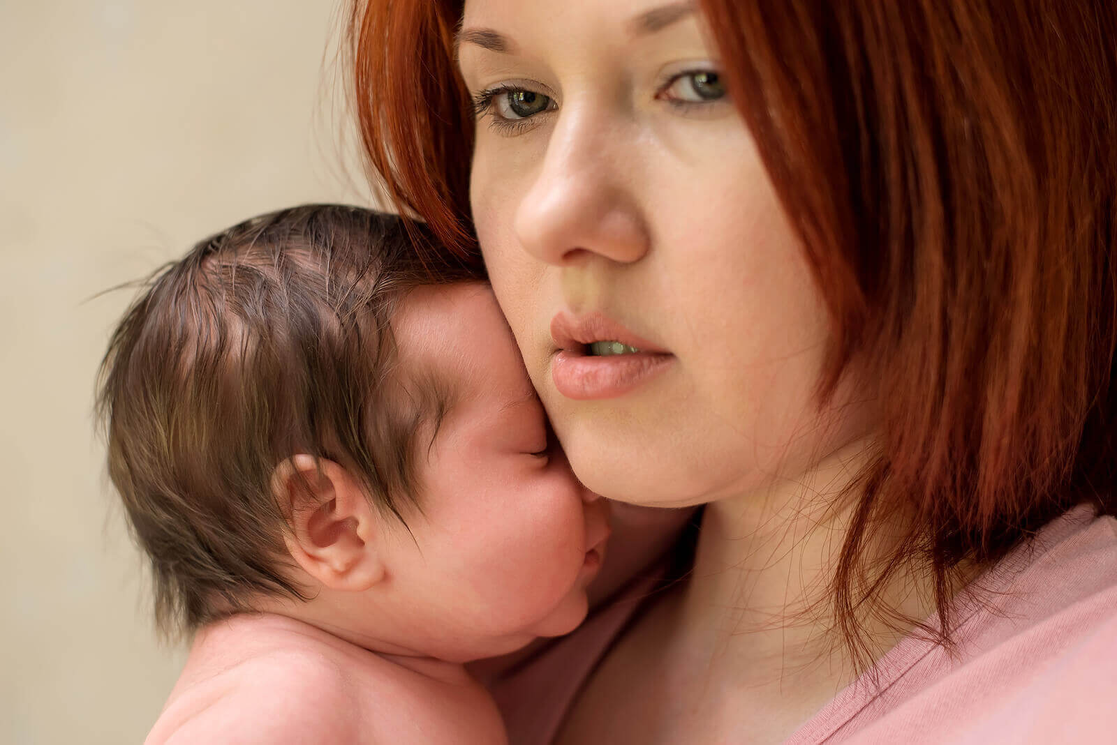 ångest efter förlossning: mamma håller nyfödd
