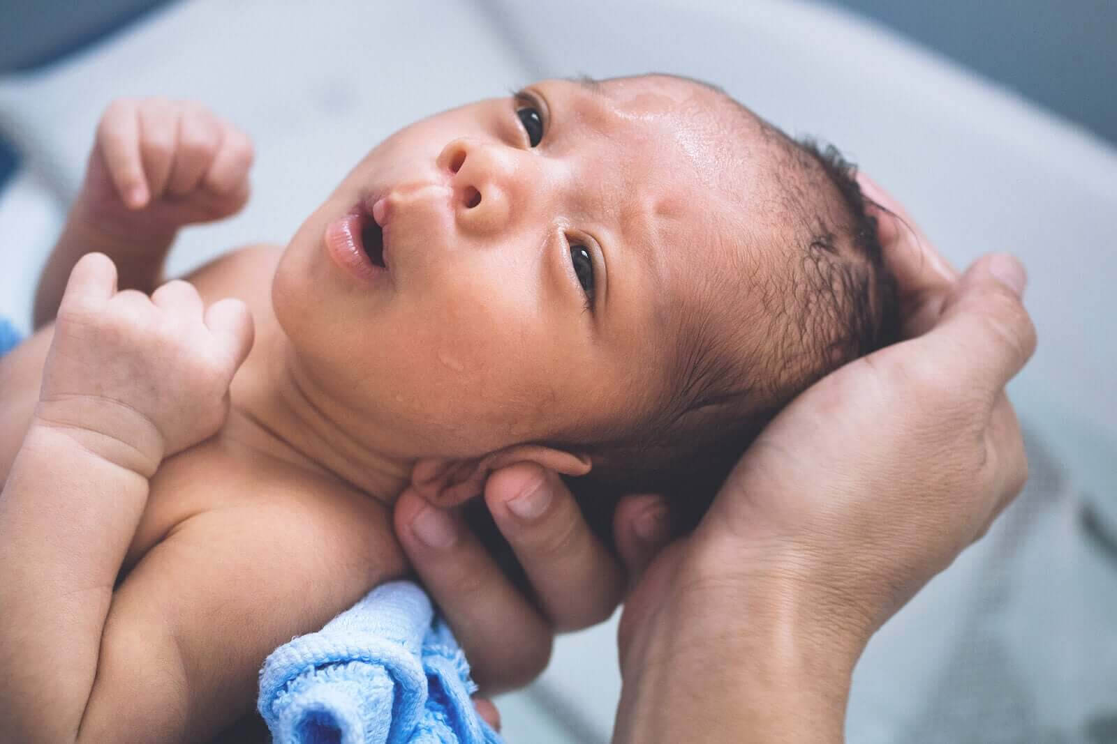 ångest efter förlossning: nyfödd bebis