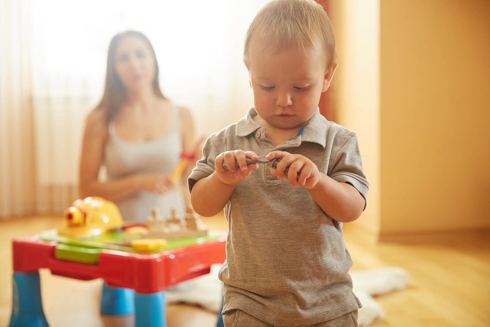 Montessori-brädor: barn undersöker