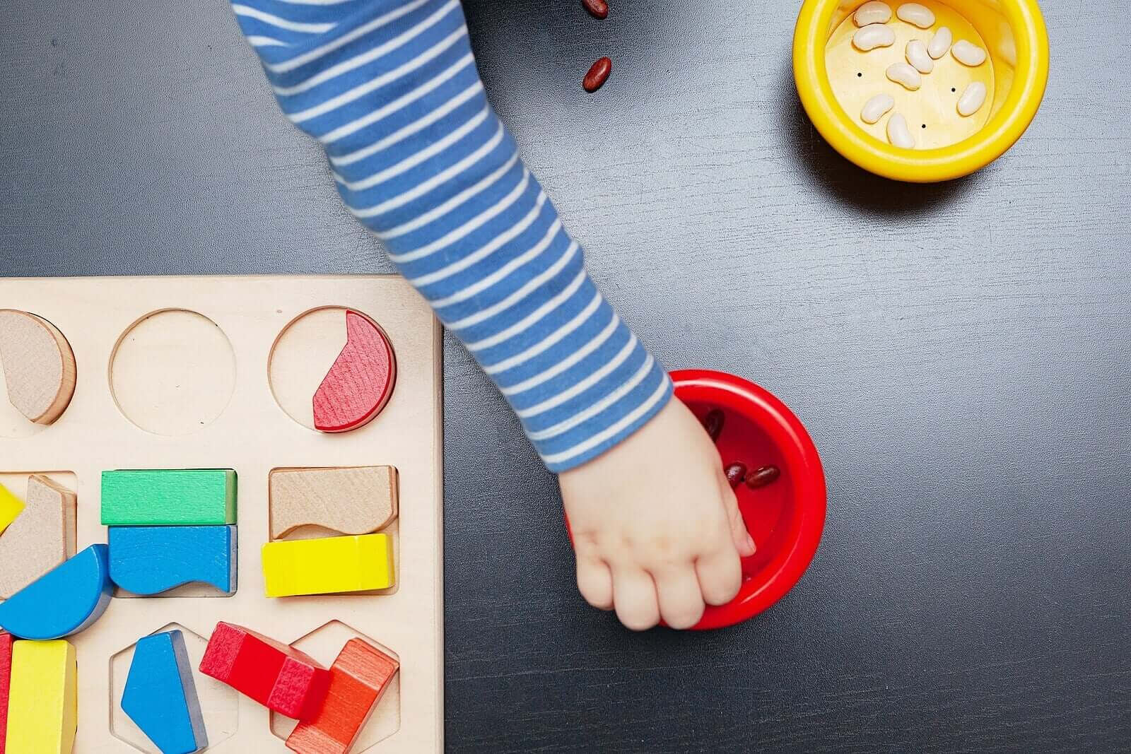 Montessori-brädor: barn leker